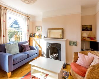 5 Coastguard Cottages - Aldeburgh - Living room