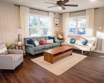 Serene Johns Island Home Between Chas & Kiawah - Johns Island - Living room