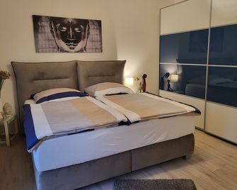 Gästehaus Schwinn very modern and tastefully furnished arrive feel good - Saarlouis - Спальня