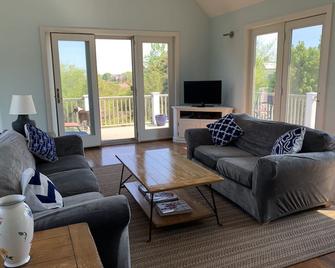 Peaceful, Breezy, Pet Friendly Getaway! - Block Island - Living room