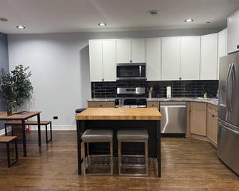 Charming 3-bedroom apartment in delightful Chicago with WiFi, AC - Chicago - Kitchen