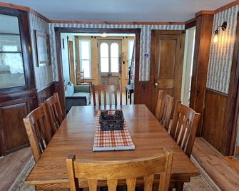 Charming Farmhouse; 2 Bed / 2 Bath, only 1.5 miles to Jiminy Peak. Pet Friendly. - Hancock - Dining room