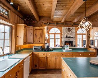 Escape in Rural Vermont! 2 Homes SaunaPool, Hot Tub, Game House Mountain Views. - West Townshend - Kitchen