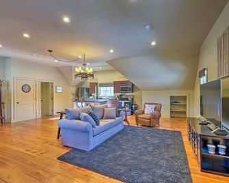 Luxe Green Barn Near Skiing with Mt Equinox Views! - Manchester - Sala de estar