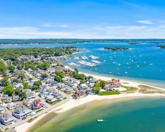 Belle of The Beach: 30 Ft to Gorgeous Private Beachfront Home Sleeps Up to 13 - Wareham - Playa