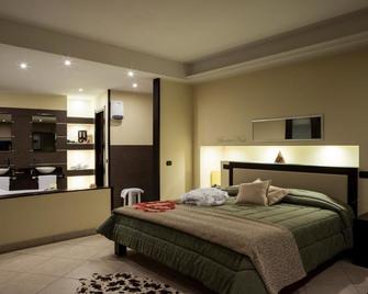 Manhattan Village Hotel - Sulmona - Bedroom