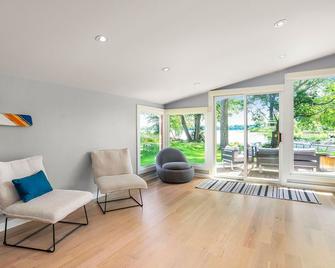 Luxury on the Lake: Southwest Michigan Retreat! - Decatur - Living room