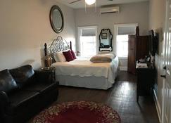 Newport Inn #2 - No Cleaning Fees!! Free Parking!! Walk To Games And Concerts!! - Newport - Bedroom