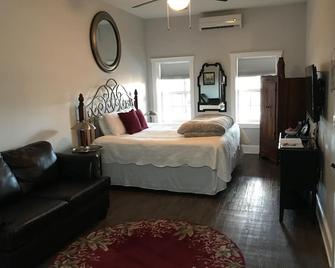 Newport Inn #2 - No Cleaning Fees!! Free Parking!! Walk To Games And Concerts!! - Newport - Bedroom