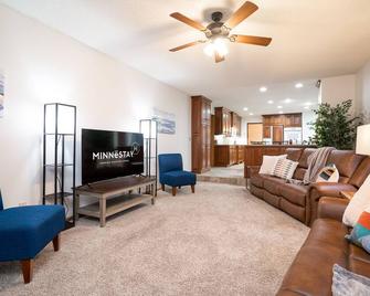 Lakeside Park Escape - Champlin - Living room