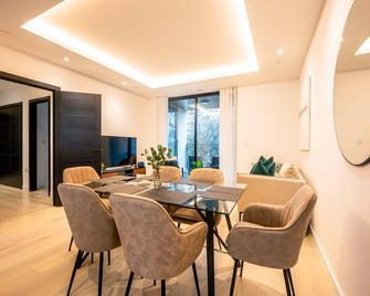 Pass the Keys | Modern Exuberance and Luxury at Lucent House - London - Dining room