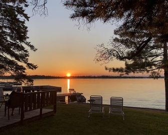 Waterfront Cottage on Magnificent Rainy Lake: Completely Renovated in 2024-25! - Ranier - Pátio