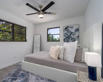 295 Ostego Dr - Gorgeous Bay Front Home Home - Fort Myers Beach - Спальня