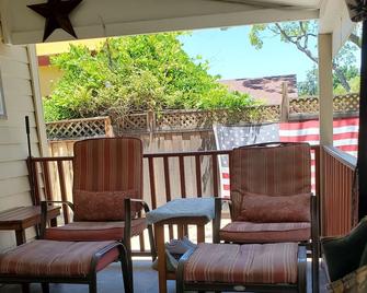 Bedroom in private home in the lovely Rose garden area In the heart of San Jose. - San Jose - Balcony