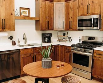 The Aaron is a charming 2-bedroom/ 2 bathroom apartment. - Leitchfield - Kitchen