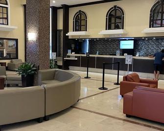 Marco Polo Beach Resort Studio on the beach with balcony pool gym free parking. - Sunny Isles Beach - Ingresso