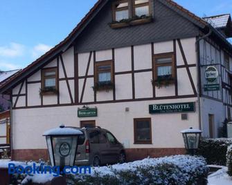 Blütenhotel Village - Marburg - Gebäude