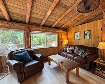 Fish, Hunt Or Relax - Riverfront Cozy 2bd Cabin On Umpqua River Fenced 1.5 Acres - Scottsburg - Sala de estar