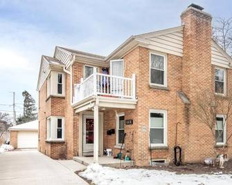 Wauwatosa Duplex in Perfect Location - Wauwatosa - Building