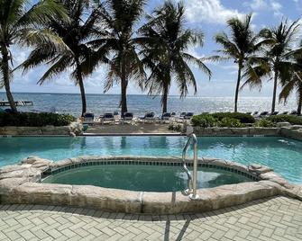 Beachfront 1st Floor Condo - Step off your patio and into paradise! - East End - Басейн