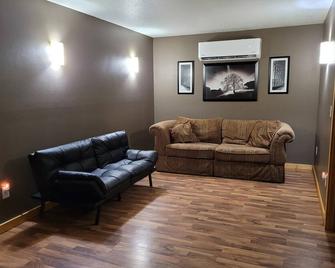 Charming 3-bedroom log home with sauna only 5 miles from Roseau. - Roseau