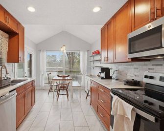 New! Serene Waterfront Haven Spacious 3br in Newport - Crosby - Cocina