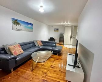 1 Bedroom Cbd Apartment Queen Bed - Wollongong - Sala de estar