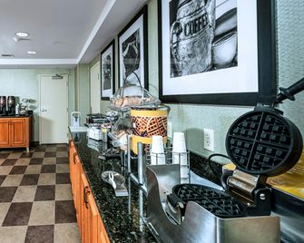 Hampton Inn & Suites Rockland - Thomaston - Buffet