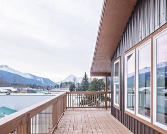 Gorgeous Chilkat Tower #2 2BR Condo, downtown - Haines - Balcony