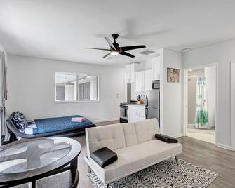 Spacious Studio, Washer/Dryer, Back Yard, Bbq - Delray Beach - Living room