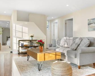 Newly Renovated Historical Home Getaway-Old Mystic - Old Mystic - Living room