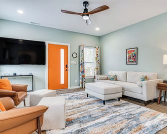 Chic Sobro Charmer w/ Covered Porch! - Indianapolis - Wohnzimmer