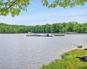 Atlas Point Lodge Sauna, Fireplaces, Kayaks, Lakes + Pet-friendly Yard - Mt Pocono