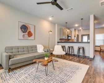 Newly Built Corner Hideaway 3 Mi to Texas A and M - College Station - Living room