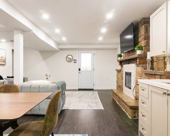 Stylish, Spacious & Clean Guest-home - Newmarket - Dining room