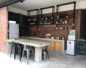 Taitung Open Surf Shop And Hostel - Donghe Township - Bar