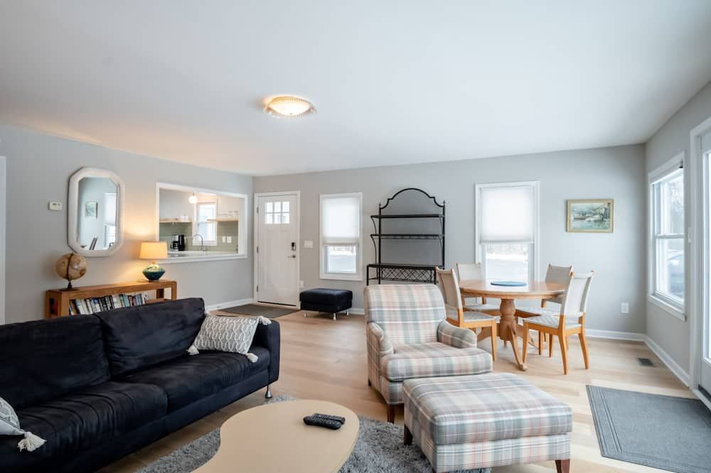 Cottage with Huge Grassy Yard Fronting on All Sports Lake Chemung - Howell - Wohnzimmer