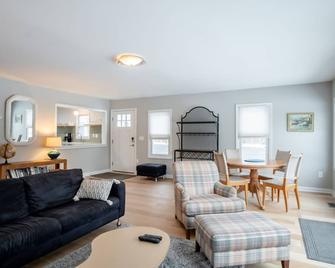 Cottage with Huge Grassy Yard Fronting on All Sports Lake Chemung - Howell - Living room