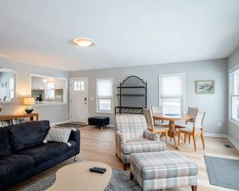 Cottage with Huge Grassy Yard Fronting on All Sports Lake Chemung - Howell - Wohnzimmer