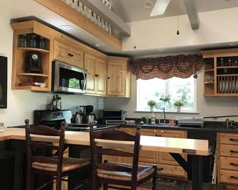 Cozy Canyon Cottage: Come relax, hike, run, or walk 2 town 4 some amazing faire - Auburn - Kitchen