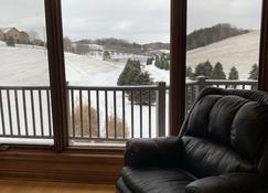 Beautiful lake view property nestled in the pines 79 miles north of Pittsburgh. - Ringgold - Living room