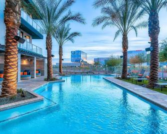 Modern Town Lake Cozysuites - Tempe - Pool