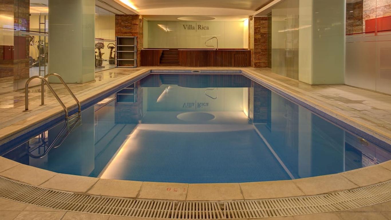 في آي بي إكزاكتيف إنتركامبوس هوتل آند كونفرنس