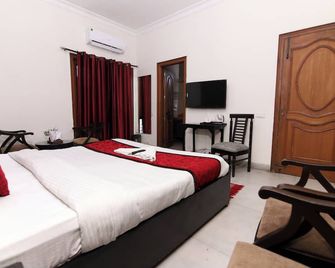 Hotel Ashray Noida - Noida - Schlafzimmer