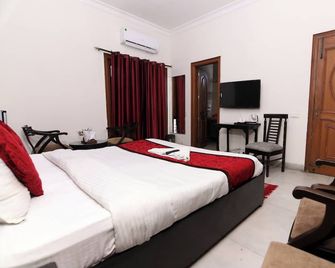Hotel Ashray Noida - Noida - Schlafzimmer