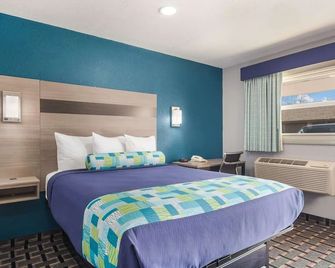 Pleasant Stay in Knights Inn & Suites Salem! Free Breakfast and Parking - Salem - Bedroom