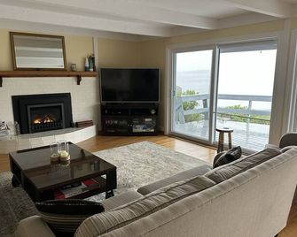 Superb Oceanfront with Optional Boathouse - Chester - Living room