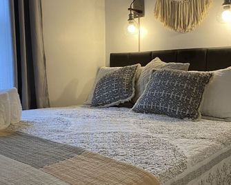 ~Bee1 Bungalow~Charming & Cozy in a Prime Location! - Toledo - Bedroom