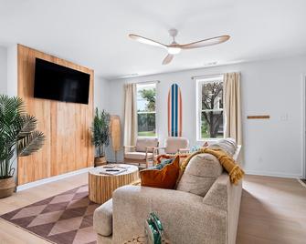 Hot Tub 5 Mins from Cedar Point Modern Updates - Sandusky - Living room