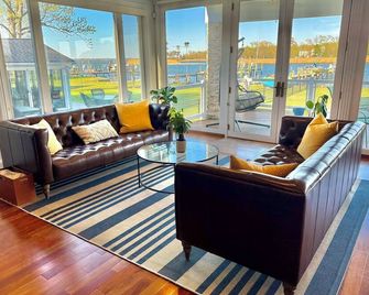 Waterfront 4 BR home with private pier and boat dock - Grasonville - Living room